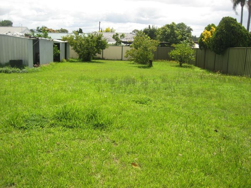 8 First Avenue, Macquarie Fields NSW 2564