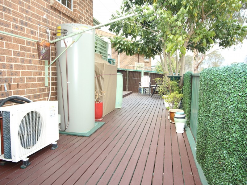9/12 Bensley Road, Macquarie Fields NSW 2564