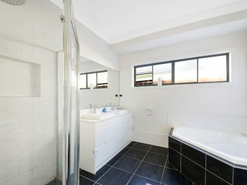 17 Pioneer Drive, Carnes Hill NSW 2171