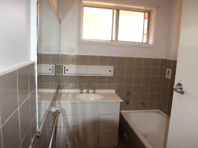 32 Pritchard Road, Macquarie Fields NSW 2564
