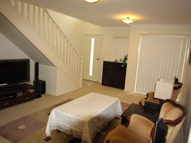 16 Northampton Drive, Glenfield NSW 2167