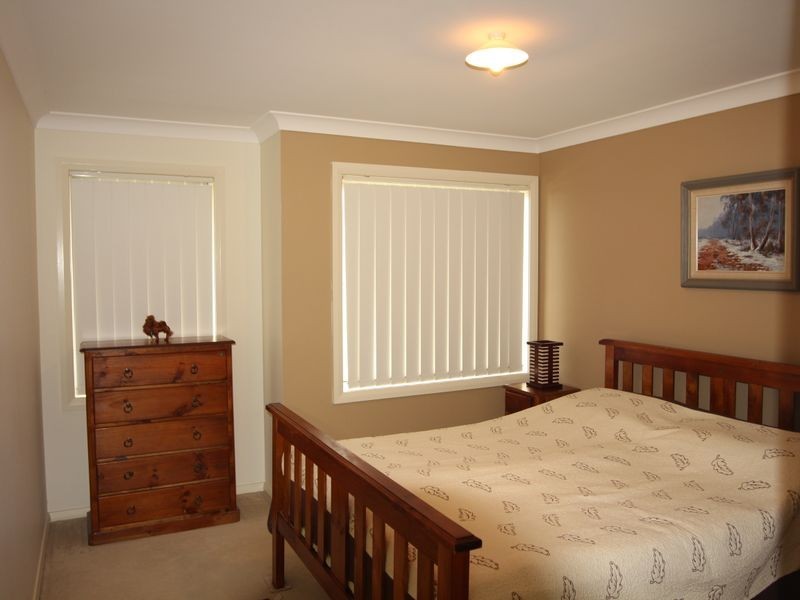 16 Northampton Drive, Glenfield NSW 2167