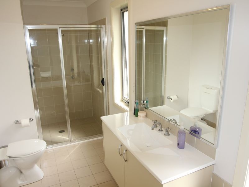 16 Northampton Drive, Glenfield NSW 2167