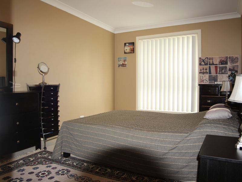 16 Northampton Drive, Glenfield NSW 2167