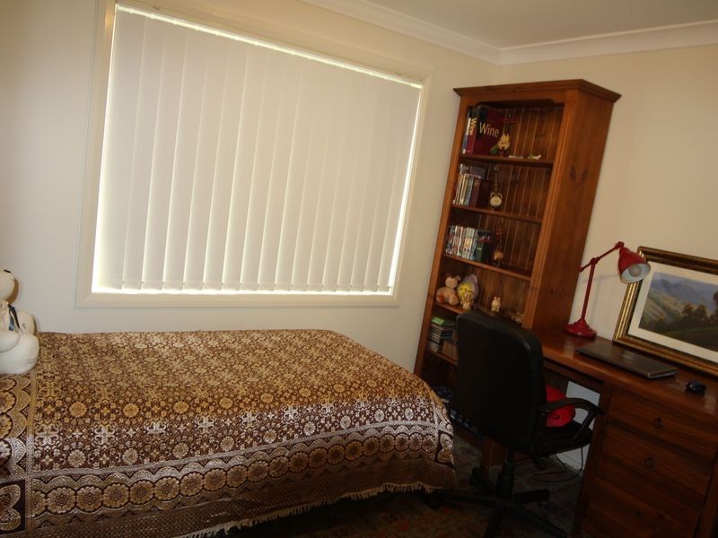 16 Northampton Drive, Glenfield NSW 2167