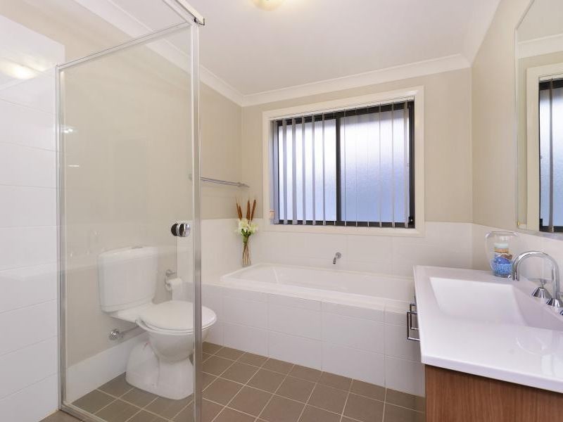 92 Northampton Drive, Glenfield NSW 2167