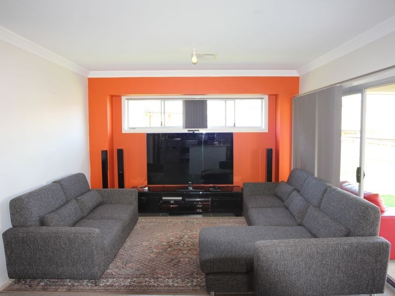 6 Tate Place, Minto NSW 2566