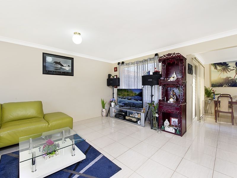 8 Norman Dunlop Crescent, Minto NSW 2566