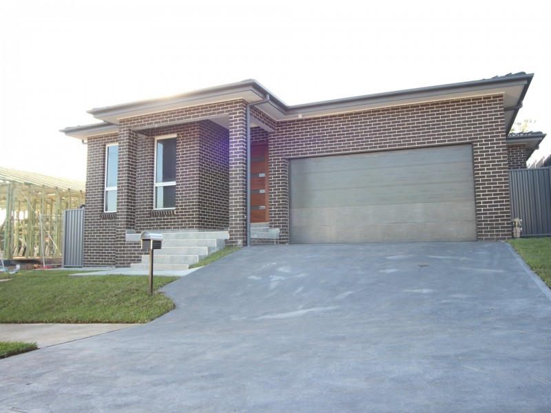 27 Mulholland Ave, Campbelltown NSW 2560