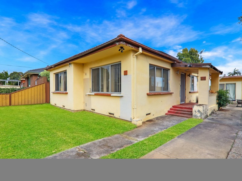 42 Parkland Avenue, Macquarie Fields NSW 2564