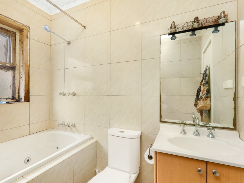 42 Parkland Avenue, Macquarie Fields NSW 2564