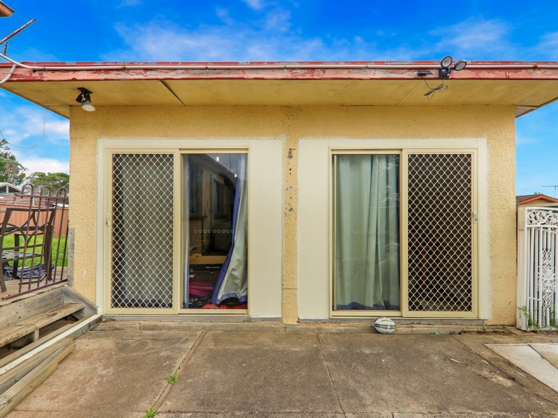 42 Parkland Avenue, Macquarie Fields NSW 2564