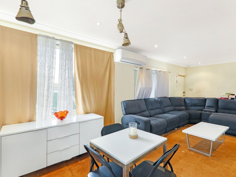 42 Parkland Avenue, Macquarie Fields NSW 2564