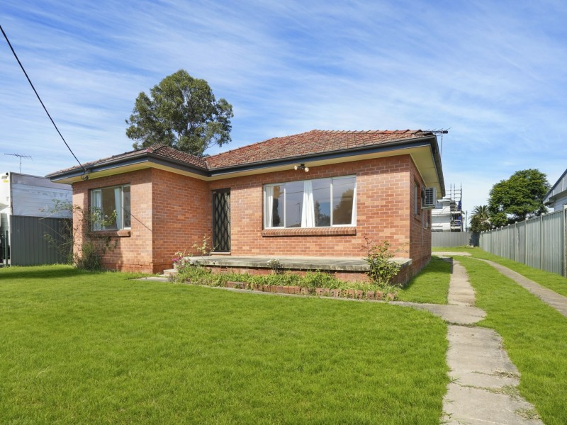 7 Lochee Avenue, Minto NSW 2566