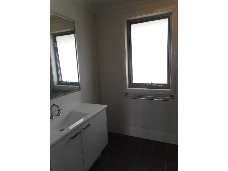 43 Sovereign Circuit, Glenfield NSW 2167