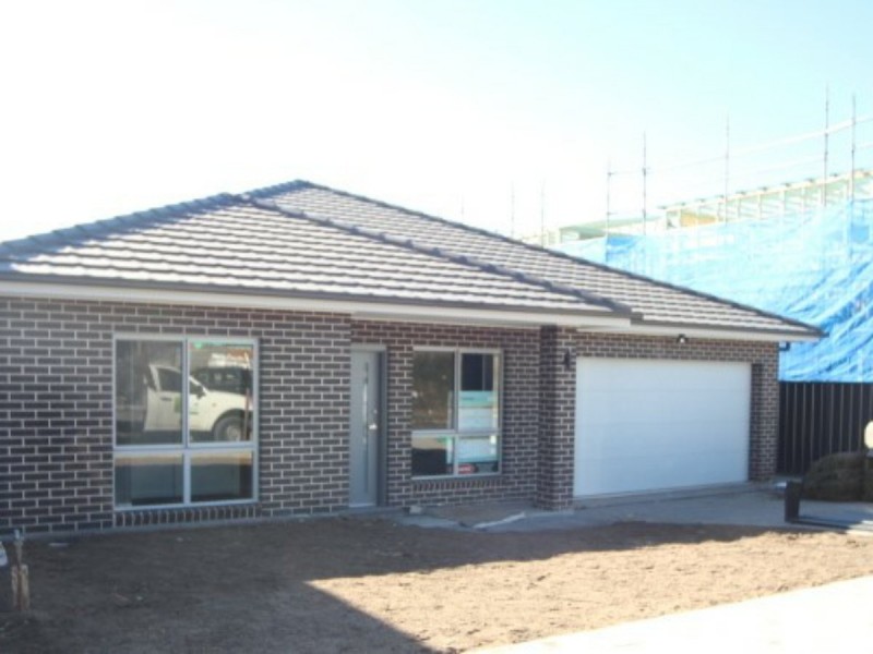 28 Chinnocks Ave, Campbelltown NSW 2560