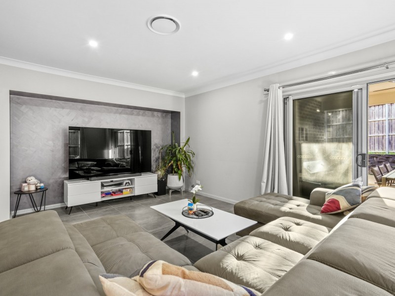 35 Mermaid crescent, Glenfield NSW 2167