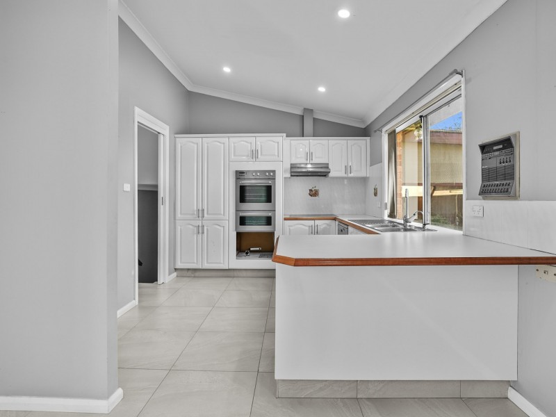 11 Herborn Place, Minto NSW 2566