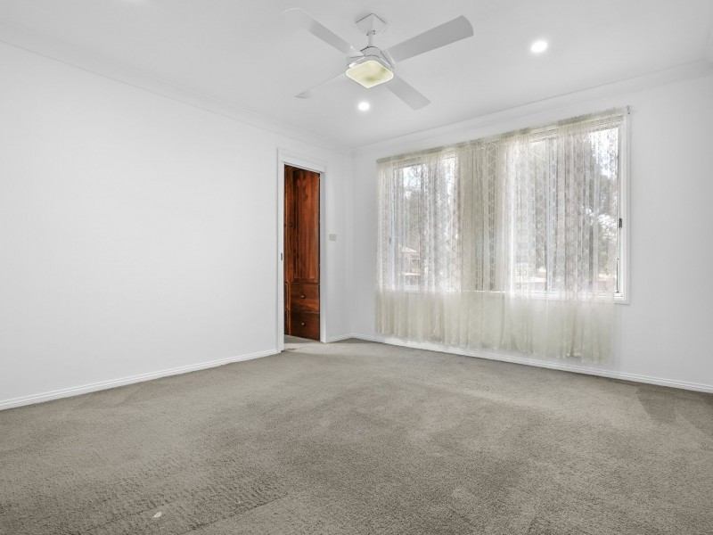 11 Herborn Place, Minto NSW 2566