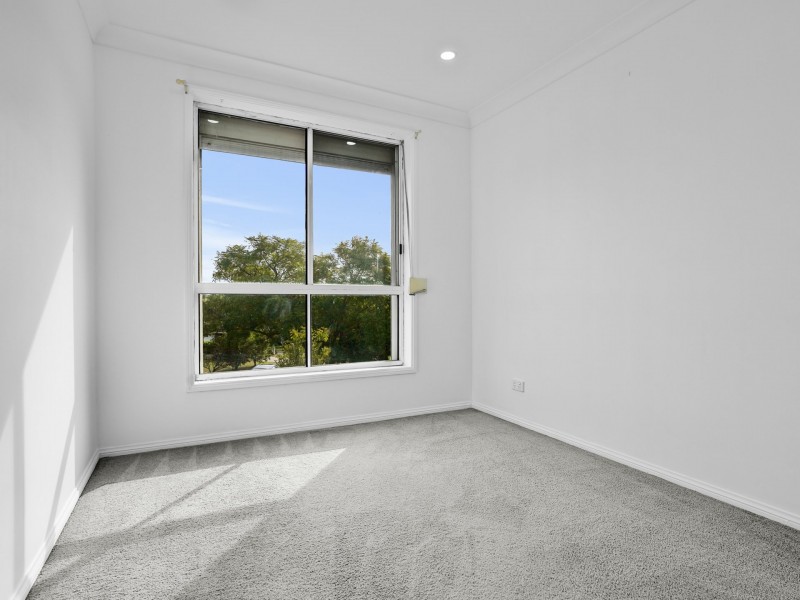 11 Herborn Place, Minto NSW 2566