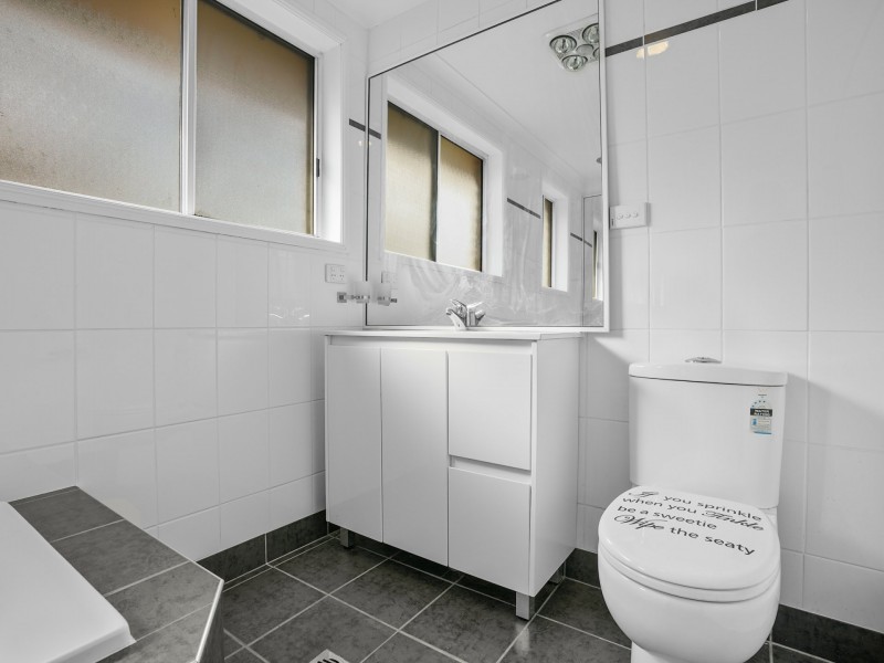 11 Herborn Place, Minto NSW 2566