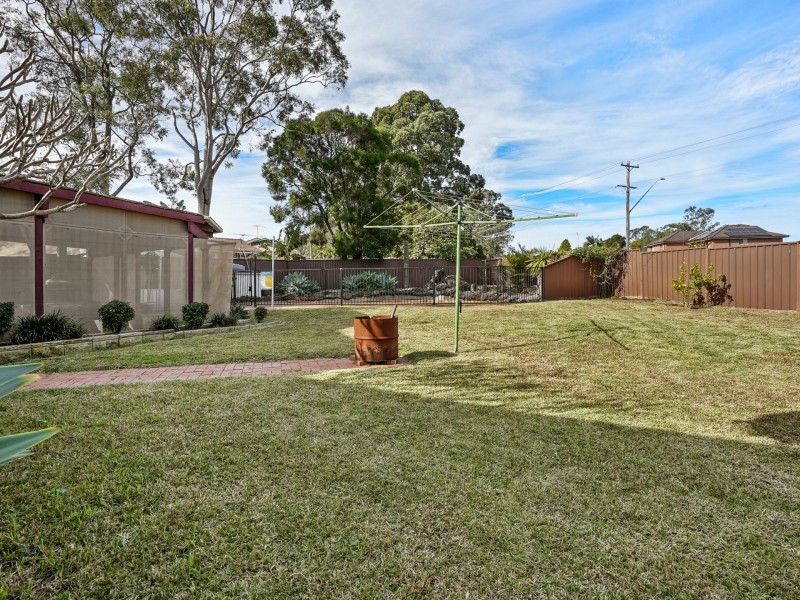 11 Herborn Place, Minto NSW 2566