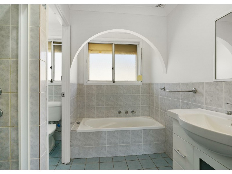 25 Fenton Cres, Minto NSW 2566