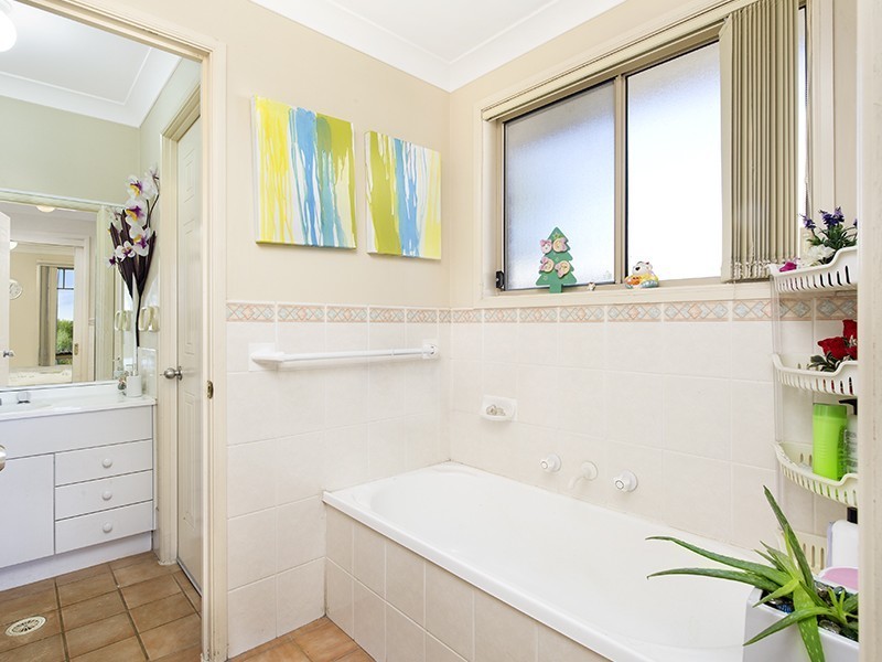 8 Norman Dunlop Crescent, Minto NSW 2566