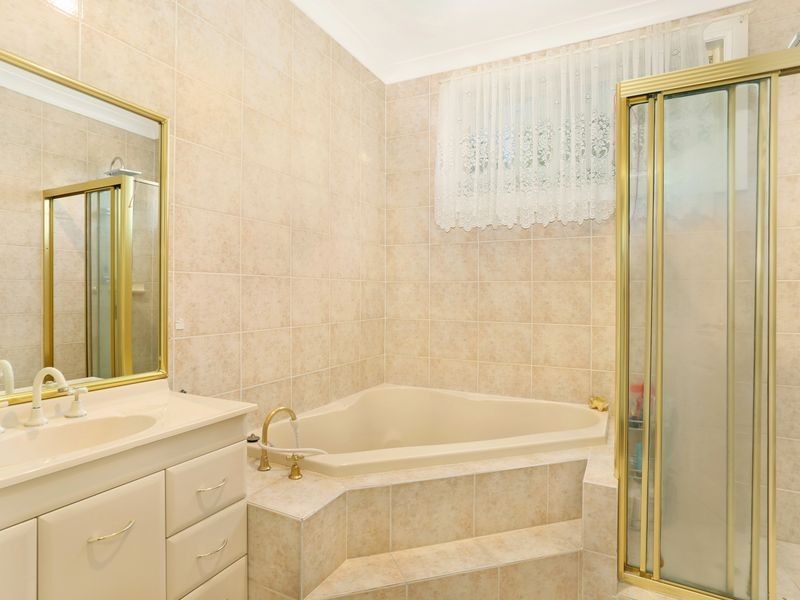 6 Dawn Crescent, Regents Park NSW 2143