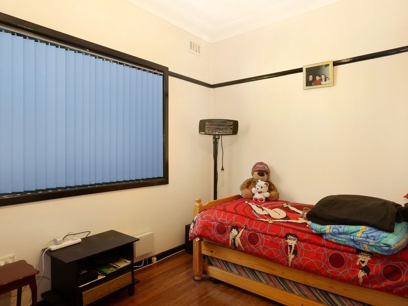 6 Dawn Crescent, Regents Park NSW 2143