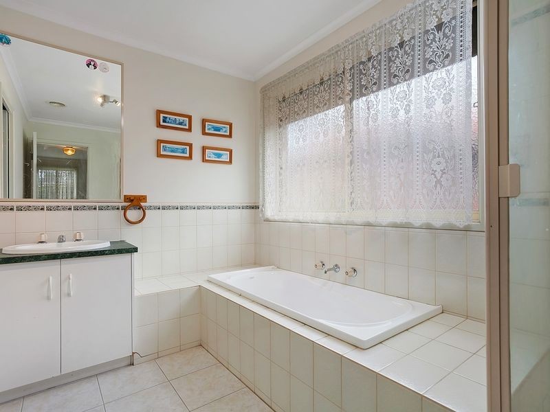 40 Wellington Park Drive, Warranwood VIC 3134