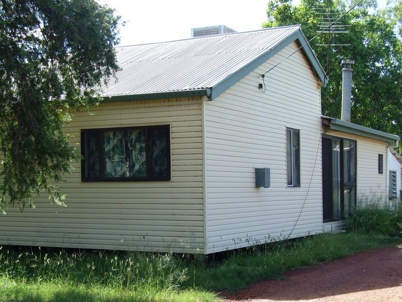 11 HILDA STREET, Charleville QLD 4470