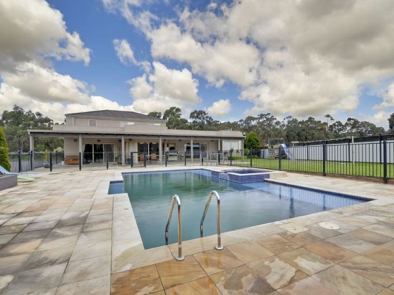 30 Thompsons Road, Newborough VIC 3825