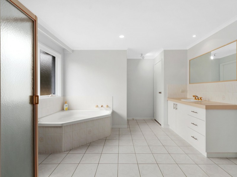 30 Cemetery Road, Toongabbie VIC 3856