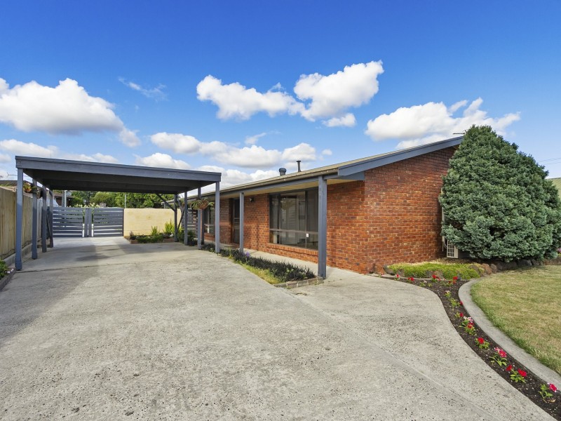 16 Phelps Court, Newborough VIC 3825