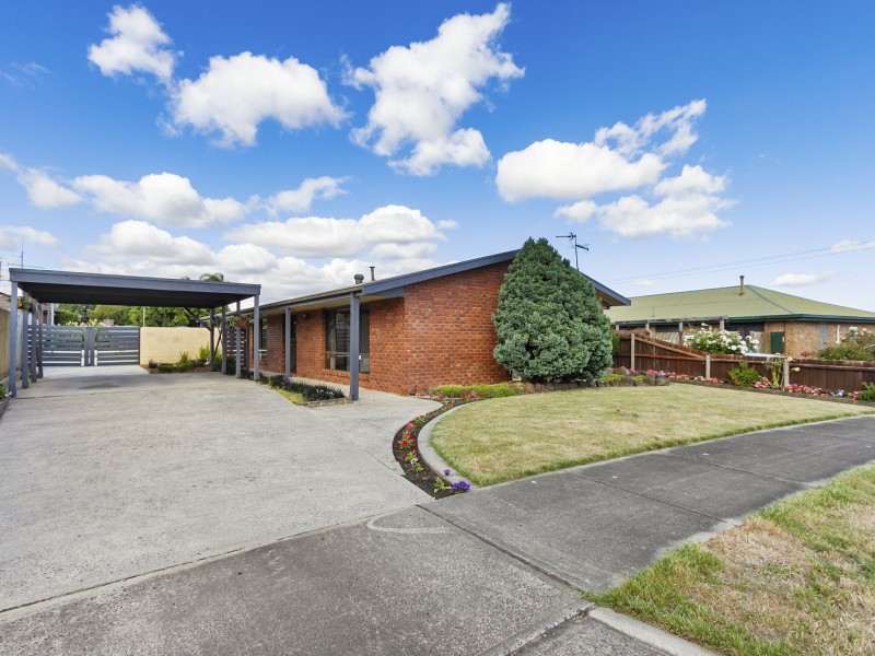 16 Phelps Court, Newborough VIC 3825