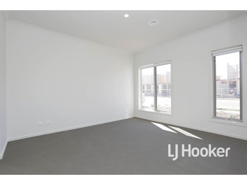 70 Waterhaven Boulevard, Point Cook VIC 3030