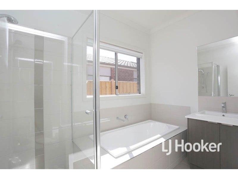 70 Waterhaven Boulevard, Point Cook VIC 3030
