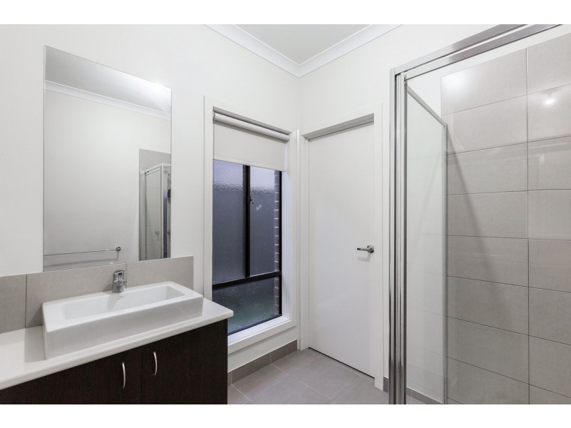 5 Beaurepaire Drive, Point Cook VIC 3030