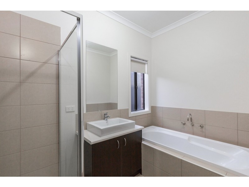 5 Beaurepaire Drive, Point Cook VIC 3030