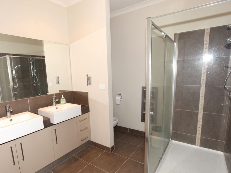 8 Airlie Avenue, Point Cook VIC 3030