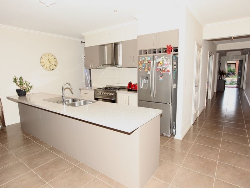 8 Airlie Avenue, Point Cook VIC 3030