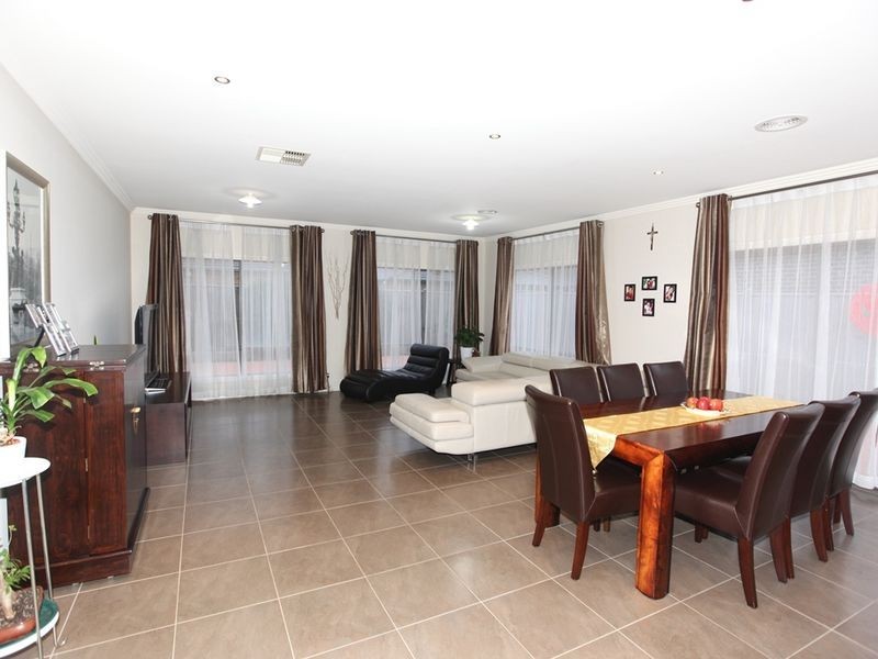 8 Airlie Avenue, Point Cook VIC 3030