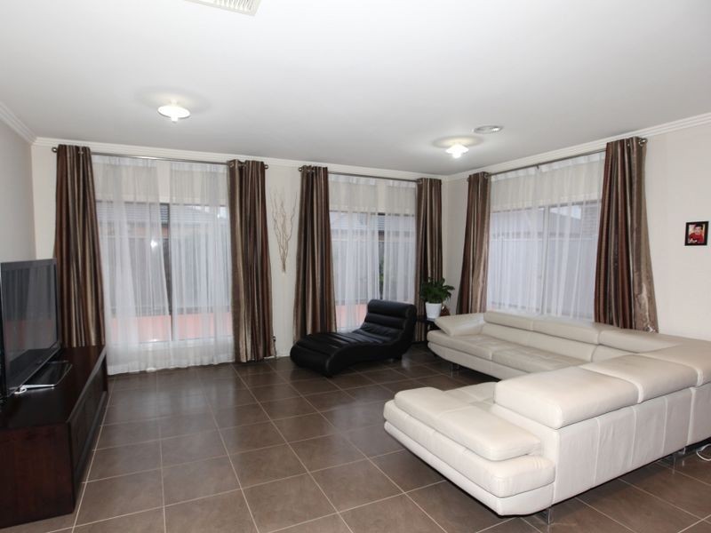 8 Airlie Avenue, Point Cook VIC 3030