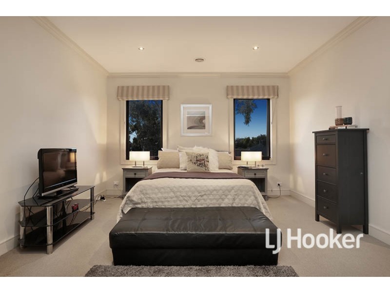 11 Rockefeller Way, Sanctuary Lakes VIC 3030