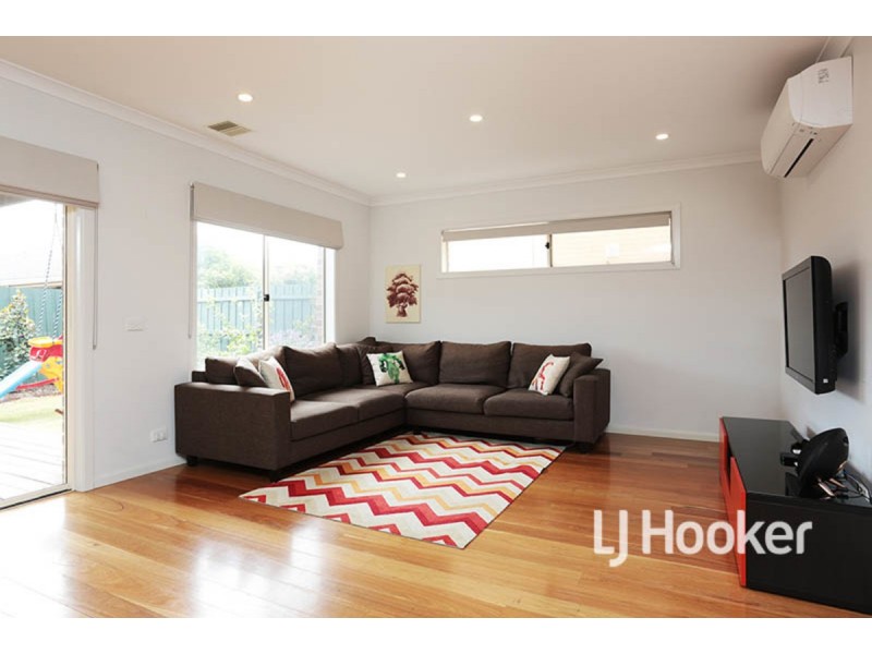 27 Neighbourhood Grove, Point Cook VIC 3030