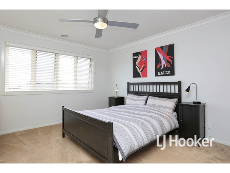 27 Neighbourhood Grove, Point Cook VIC 3030