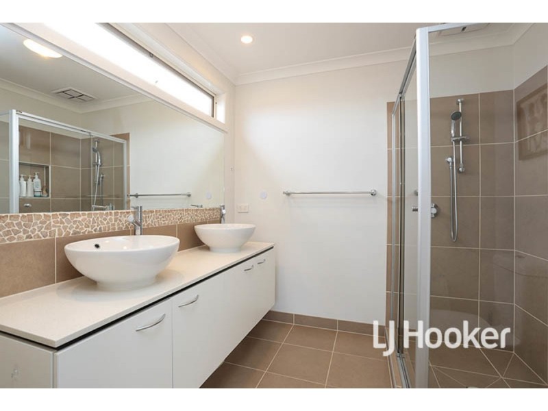 27 Neighbourhood Grove, Point Cook VIC 3030