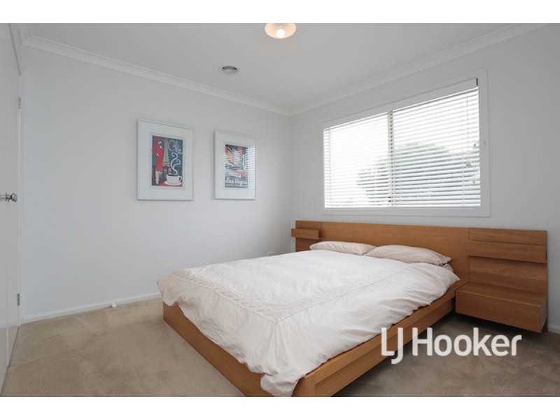 27 Neighbourhood Grove, Point Cook VIC 3030