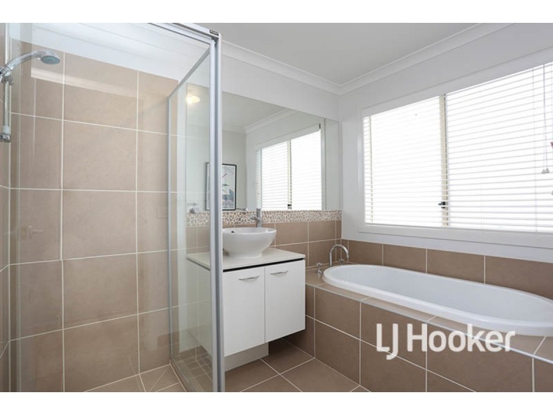 27 Neighbourhood Grove, Point Cook VIC 3030